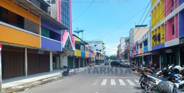 Parkiran Mobil Dianggap Merusak Suasana Jalan Merdeka yang Warni-warni