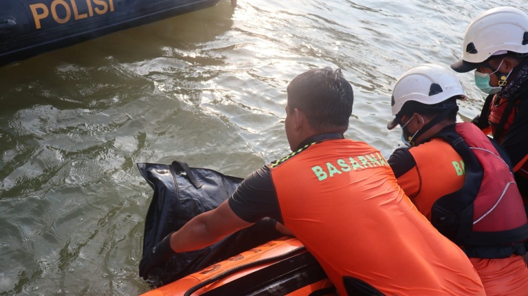 Basarnas Tanjungpinang Temukan Jasad Pekerja Tongkang yang Jatuh ke Laut Batam