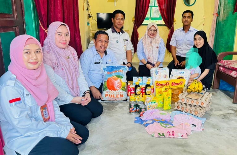 Ditugaskan Mensos RI, Dinsos Tanjungpinang Serahkan Bantuan untuk Korban Mal Praktik