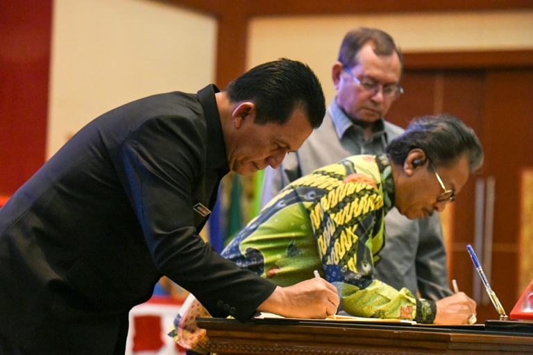Ansar dan Pimpinan DPRD Kepri Tandatangani KUA dan PPAS APBD Perubahan 2024