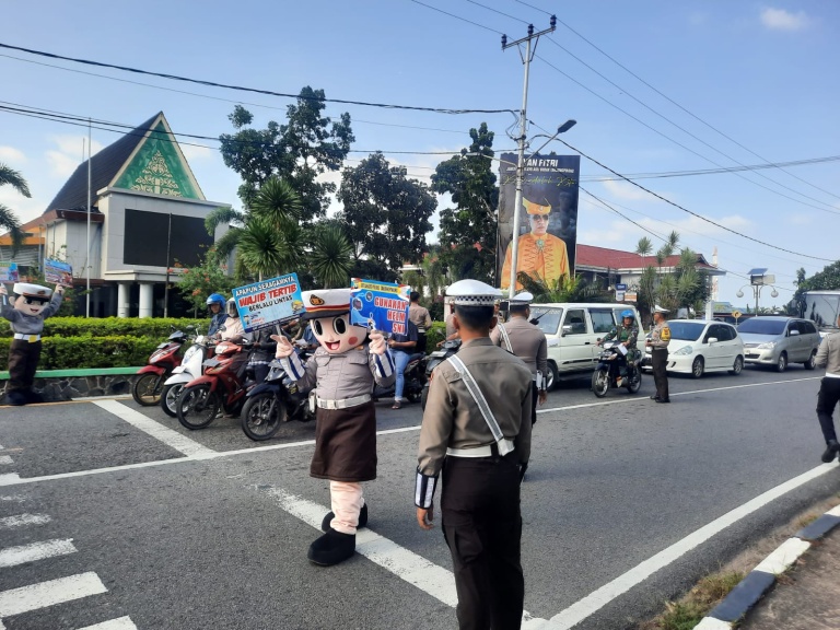 Satlantas Polresta Tanjungpinang Bagikan 20 Helm Gratis di Lapangan Pamedan