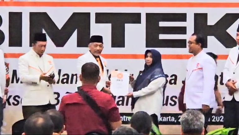 Presiden PKS Serahkan SK Dukungan untuk Rahma-Rizha Maju Pilkada Tanjungpinang