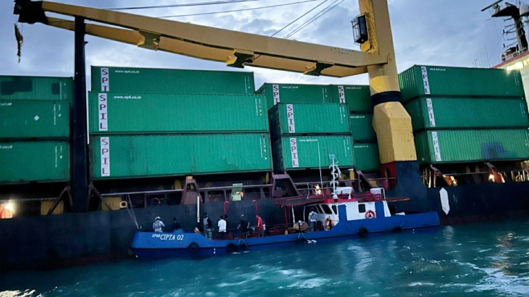 Bakamla RI Gagalkan 2 Kapal Diduga Transaksi BBM Ilegal di Perairan Batam