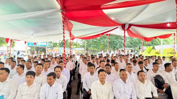 Ratusan pegawai non-ASN mengenakan pakaian putih duduk rapi di bawah tenda merah putih saat akan mengikutites dalam seleksi PPPK tahap 1