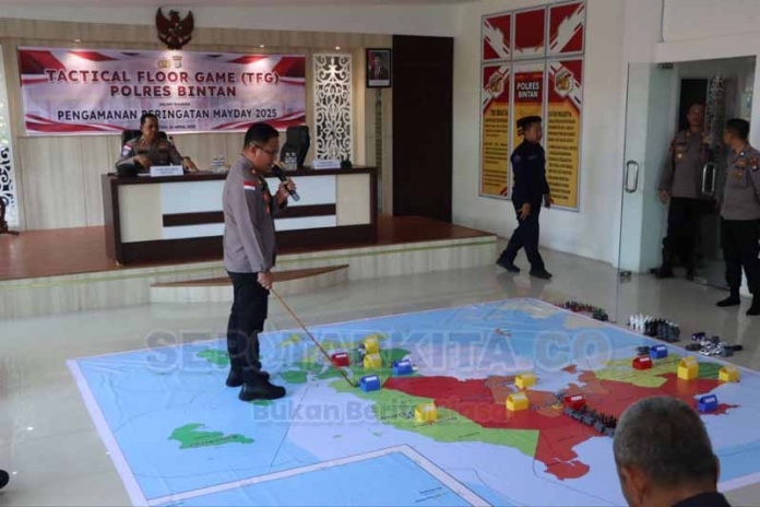 Foto dokumen Tactical Floor Game (TFG) Polres Bintan bertajuk 'Pengamanan Peringatan Mayday 2025', menampilkan peta strategi dan analisis keamanan untuk Hari Buruh Internasional